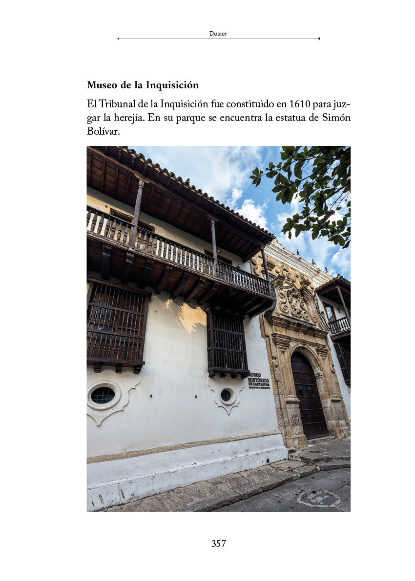Fachada hist rica con balcones de madera y una puerta de piedra tallada bajo un cielo parcialmente nublado y ramas de rbol.  Descripci n generada con IA