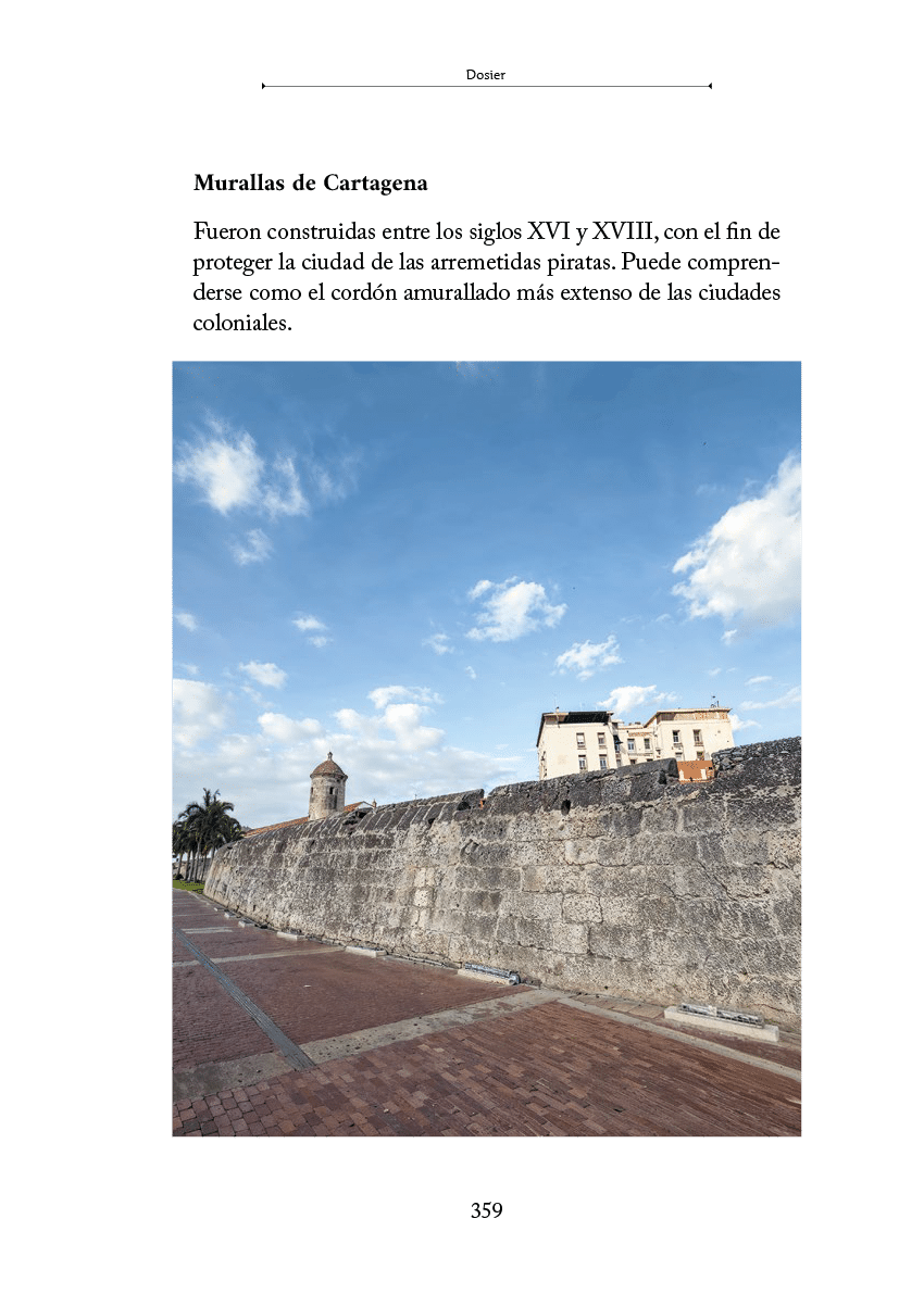 Muro hist rico de piedra con una torre de vigilancia y edificios al fondo bajo un cielo azul con nubes. Descripci n generada con IA